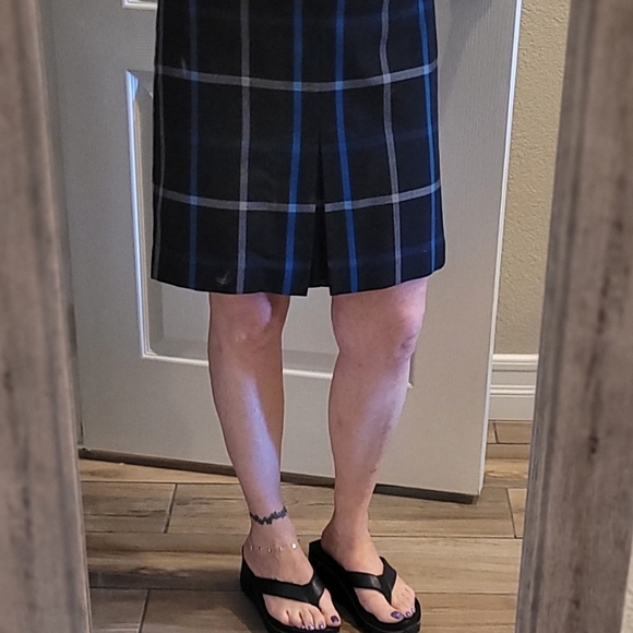 Plaid skirt. Like new 8p - Picture 8 of 8